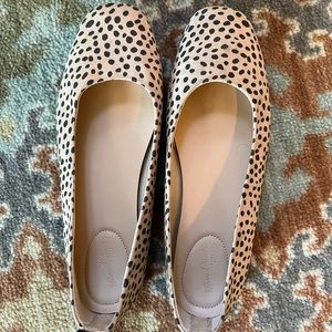 Universal Thread flats